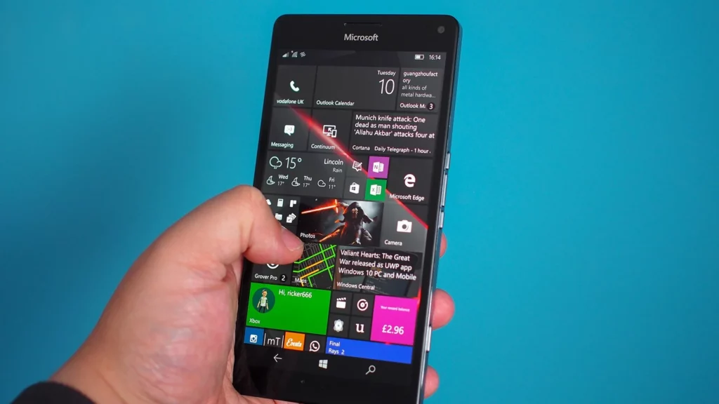 How to check what version of the software is running on a Windows smartphone