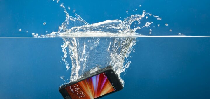 Using alcohol to fix or revive a phone dropped in water