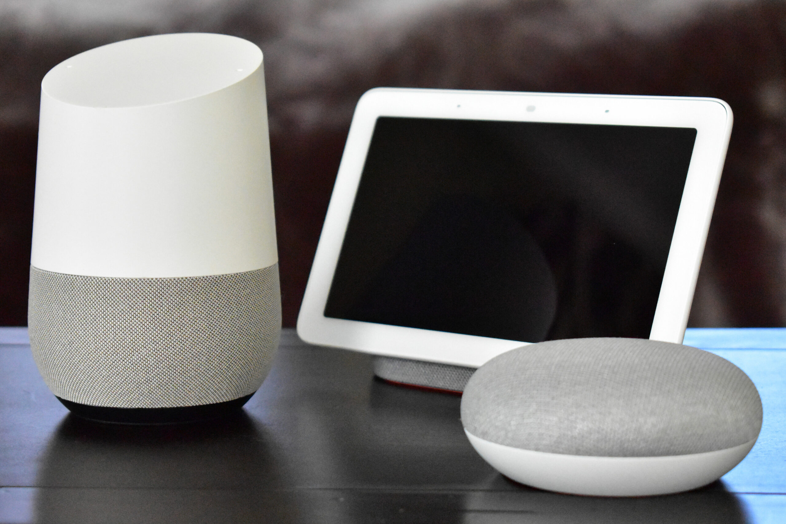 Google_Home_with_Home_Hub_and_Home_Mini_on_table